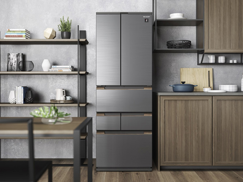 メタルと木目調の新しいデザインの冷蔵庫が登場！キッチン家電を担当