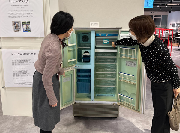 新選組ゆかりの壬生寺で見つかったのは、50年前のシャープの冷蔵庫で 